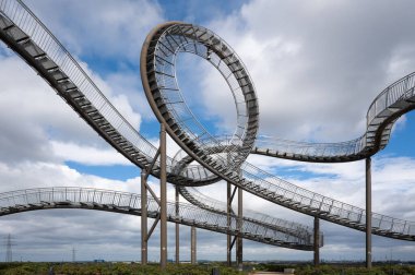 DUISBURG, GERMANY - 23 Ağustos 2020: Tiger and Turtle, Ruhr Metropolis 'in 23 Ağustos 2020' de Duisburg, Almanya 'da gökyüzüne karşı simgesi