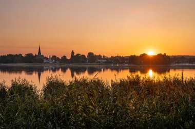 Potsdam, Brandenburg, Almanya yakınlarındaki Havel nehri üzerinde gün doğumunun panoramik görüntüsü.
