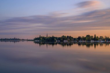 Potsdam, Brandenburg, Almanya yakınlarındaki Havel nehri üzerinde gün doğumunun panoramik görüntüsü.