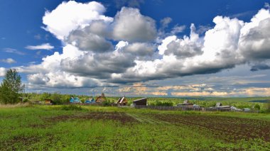 Yaz aylarında Sibirya kırsal üzerinde güzel gökyüzü