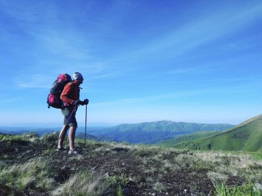 Bir sırt çantası ve çadır ile İzlanda'daki yaz zammını.