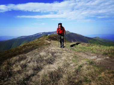 Bir sırt çantası ve çadır ile İzlanda'daki yaz zammını.