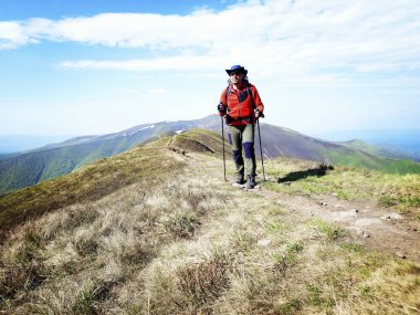 Bir sırt çantası ve çadır ile İzlanda'daki yaz zammını.