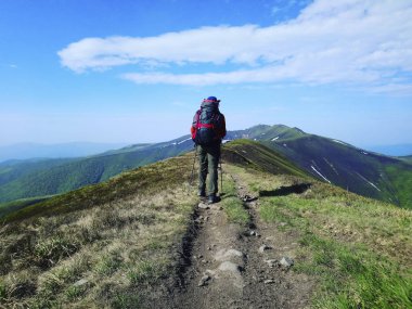 Bir sırt çantası ve çadır ile İzlanda'daki yaz zammını.