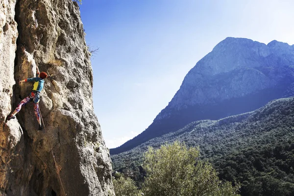 Woman Rock Climber Rock Climber Climbs Rocky Wall Woman Makes — Stock Photo, Image