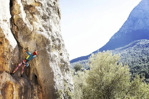 Kadın Dağcı Kaya Tırmanışçısı Kayalık Bir Duvara Tırmanıyor Kadın Sert — Stok fotoğraf