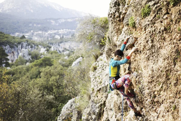 Mulher Alpinista Escalador Rocha Sobe Uma Parede Rochosa Mulher Faz — Fotografia de Stock