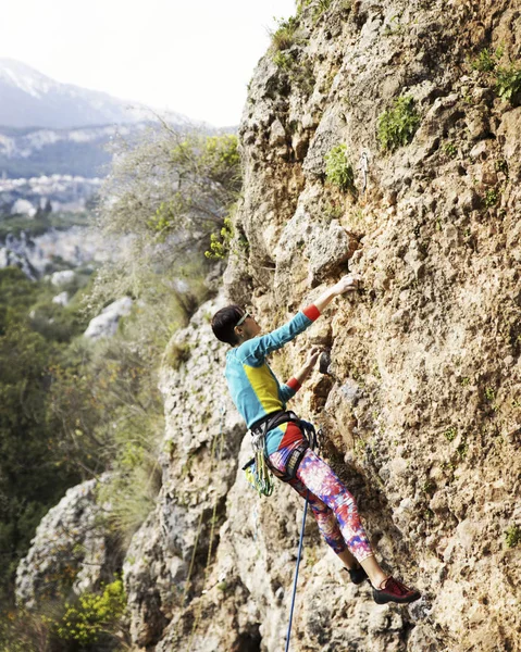 Bergsteigerin Kletterer Klettert Einer Felswand Frau Macht Schweren Schritt — Stockfoto