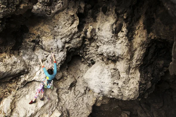 Mulher Alpinista Escalador Rocha Sobe Uma Parede Rochosa Mulher Faz — Fotografia de Stock