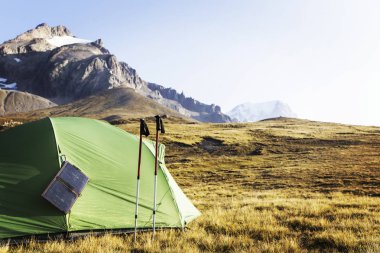 Çadır dağın zirvesinde olduğunu. Güneş paneli üzerinde çadır kilitleniyor.