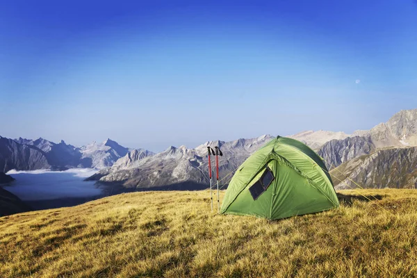 Das Zelt Steht Auf Dem Gipfel Des Berges Die Solarzelle — Stockfoto