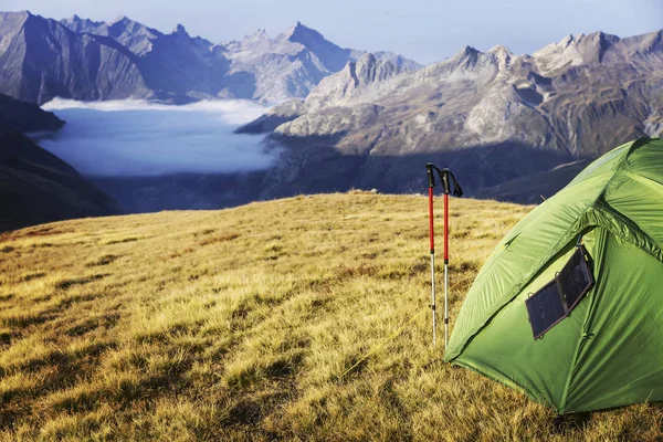 Das Zelt Steht Auf Dem Gipfel Des Berges Die Solarzelle — Stockfoto