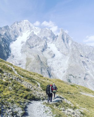 Mont Blanc, Mont Blanc çevresinde yaklaşık 200 km uzunluğunda İtalya, İsviçre ve Fransa 'dan 7 ila 10 günde geçilebilen eşsiz bir yolculuktur..