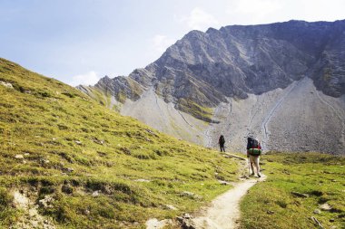 Mont Blanc, Mont Blanc çevresinde yaklaşık 200 km uzunluğunda İtalya, İsviçre ve Fransa 'dan 7 ila 10 günde geçilebilen eşsiz bir yolculuktur..