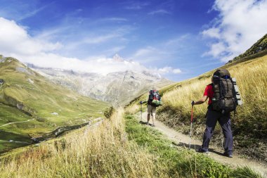 Mont Blanc, Mont Blanc çevresinde yaklaşık 200 km uzunluğunda İtalya, İsviçre ve Fransa 'dan 7 ila 10 günde geçilebilen eşsiz bir yolculuktur..