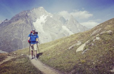 Mont Blanc, Mont Blanc çevresinde yaklaşık 200 km uzunluğunda İtalya, İsviçre ve Fransa 'dan 7 ila 10 günde geçilebilen eşsiz bir yolculuktur..