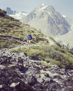 Mont Blanc, Mont Blanc çevresinde yaklaşık 200 km uzunluğunda İtalya, İsviçre ve Fransa 'dan 7 ila 10 günde geçilebilen eşsiz bir yolculuktur..