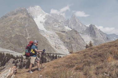 Mont Blanc, Mont Blanc çevresinde yaklaşık 200 km uzunluğunda İtalya, İsviçre ve Fransa 'dan 7 ila 10 günde geçilebilen eşsiz bir yolculuktur..