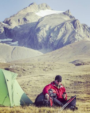 Mont Blanc, Mont Blanc çevresinde yaklaşık 200 km uzunluğunda İtalya, İsviçre ve Fransa 'dan 7 ila 10 günde geçilebilen eşsiz bir yolculuktur..