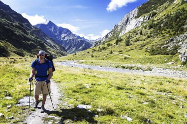 Mont Blanc, Mont Blanc çevresinde yaklaşık 200 km uzunluğunda İtalya, İsviçre ve Fransa 'dan 7 ila 10 günde geçilebilen eşsiz bir yolculuktur..