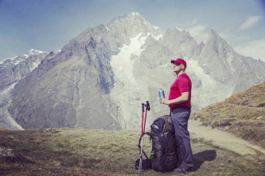 Mont Blanc, Mont Blanc çevresinde yaklaşık 200 km uzunluğunda İtalya, İsviçre ve Fransa 'dan 7 ila 10 günde geçilebilen eşsiz bir yolculuktur..