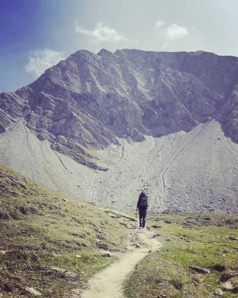 Mont Blanc, Mont Blanc çevresinde yaklaşık 200 km uzunluğunda İtalya, İsviçre ve Fransa 'dan 7 ila 10 günde geçilebilen eşsiz bir yolculuktur..