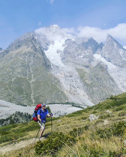 몽블랑 Tour Mont Blanc 이탈리아 스위스 프랑스를 지나는 사이에 수있는 — 스톡 사진
