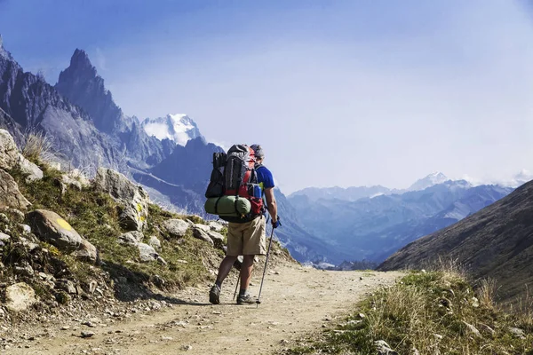 Mont Blanc, Mont Blanc çevresinde yaklaşık 200 km uzunluğunda İtalya, İsviçre ve Fransa 'dan 7 ila 10 günde geçilebilen eşsiz bir yolculuktur..