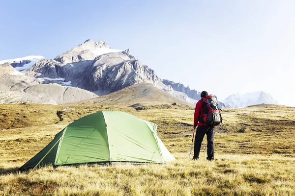 Mont Blanc, Mont Blanc çevresinde yaklaşık 200 km uzunluğunda İtalya, İsviçre ve Fransa 'dan 7 ila 10 günde geçilebilen eşsiz bir yolculuktur..