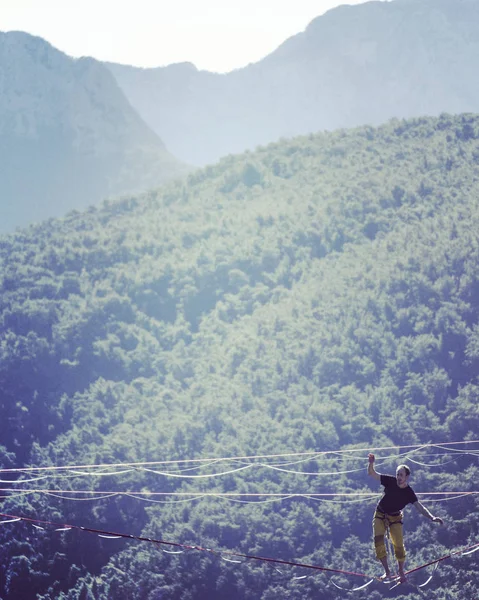 Highliner Seil Highline Auf Einem Hintergrund Von Bergen Extremsport Der — Stockfoto