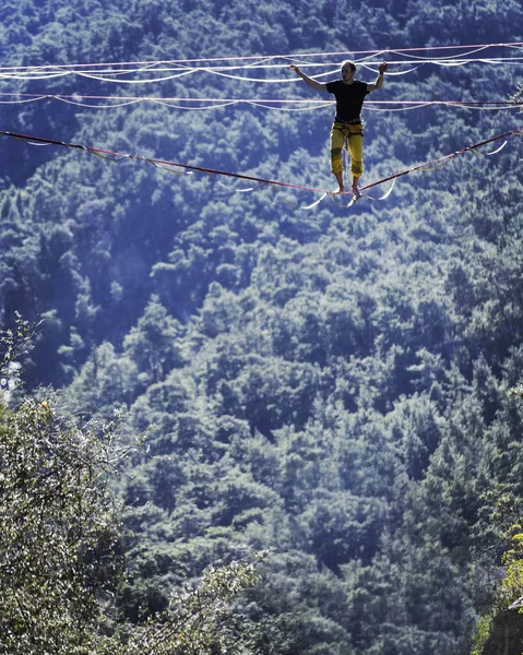 Highliner Rope Highline Background Mountains Extreme Sport Nature Balancing Sling — Stock Photo, Image