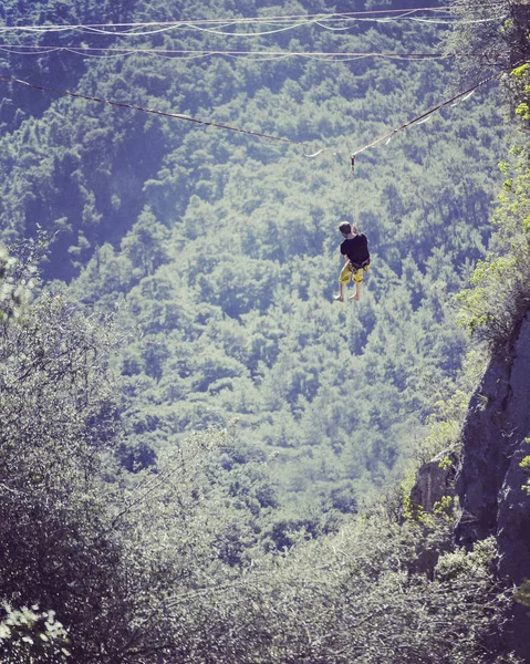 Destacador Una Cuerda Highline Sobre Fondo Montañas Deporte Extremo Naturaleza — Foto de Stock