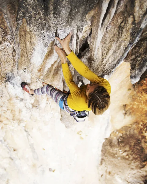 女子攀岩 攀岩爬上岩壁 女人让勤奋动 — 图库照片