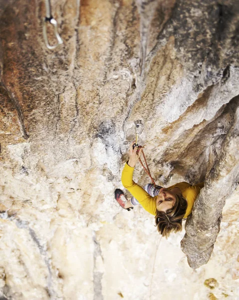 Woman Rock Climber Rock Climber Climbs Rocky Wall Woman Makes — Stock Photo, Image