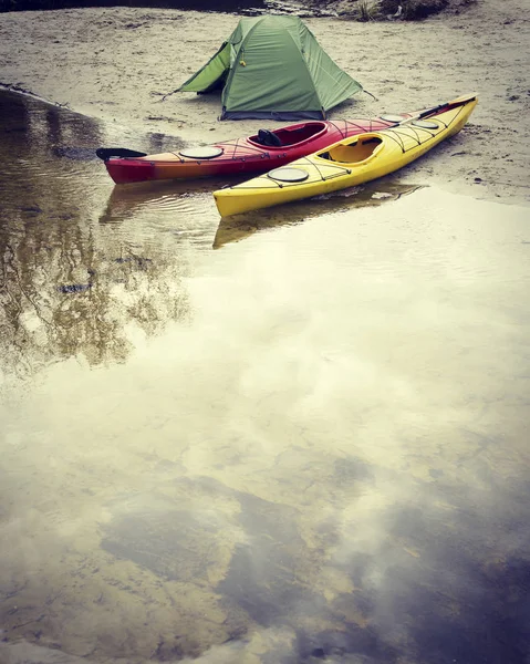 Caiaque Foto Conceito Lago Sport Kayak Costa Lago Rochoso Fechar — Fotografia de Stock