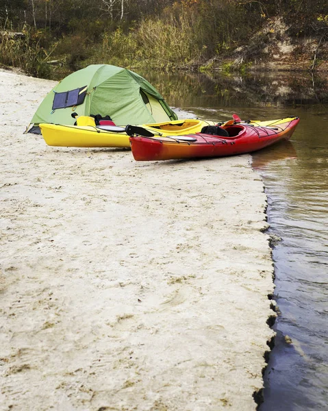 Kajakfahren Auf Dem See Konzeptfoto Sport Kajak Felsigen Seeufer Nahaufnahme — Stockfoto