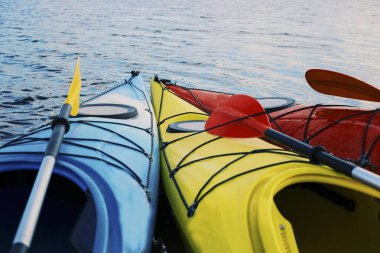 Göl kavram resmi için Kayak. Spor Kayak kayalık Gölü kıyısında. Fotoğrafı kapatın.