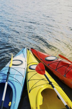 Göl kavram resmi için Kayak. Spor Kayak kayalık Gölü kıyısında. Fotoğrafı kapatın.