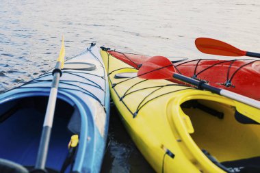 Göl kavram resmi için Kayak. Spor Kayak kayalık Gölü kıyısında. Fotoğrafı kapatın.