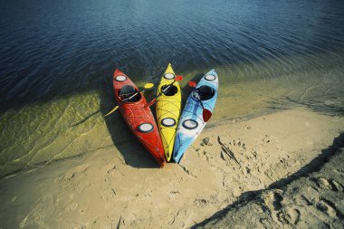 Göl kavram resmi için Kayak. Spor Kayak kayalık Gölü kıyısında. Fotoğrafı kapatın.