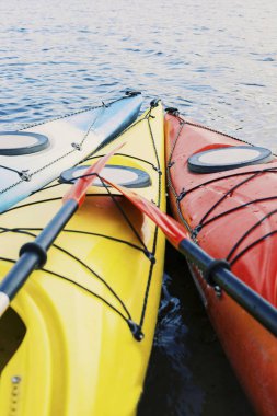 Göl kavram resmi için Kayak. Spor Kayak kayalık Gölü kıyısında. Fotoğrafı kapatın.