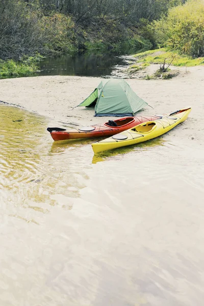 Caiaque Foto Conceito Lago Sport Kayak Costa Lago Rochoso Fechar — Fotografia de Stock