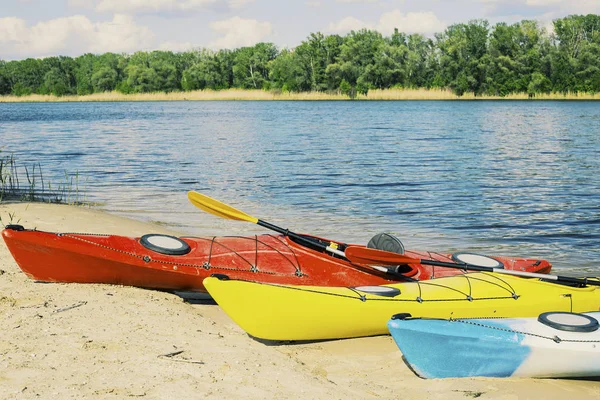 Kajakfahren Auf Dem See Konzeptfoto Sport Kajak Felsigen Seeufer Nahaufnahme — Stockfoto