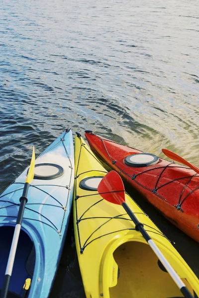 Paddling Sjön Konceptet Foto Sport Kajak Steniga Sjöstranden Närbild Foto — Stockfoto