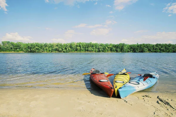湖のコンセプト写真のカヤック ロッキーの湖の岸にスポーツのカヤック 写真をクローズ アップ — ストック写真