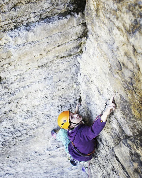 Homem Alpinista Alpinista Sobe Numa Parede Rochosa Homem Faz Movimento — Fotografia de Stock