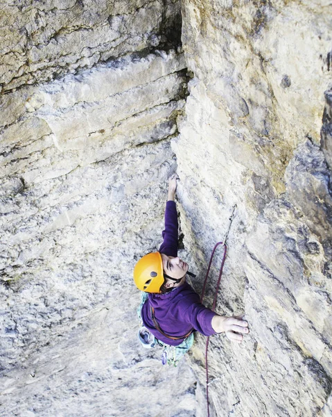 Muž Horolezec Horolezec Leze Skalní Stěně Člověk Dělá Těžké Přejít — Stock fotografie