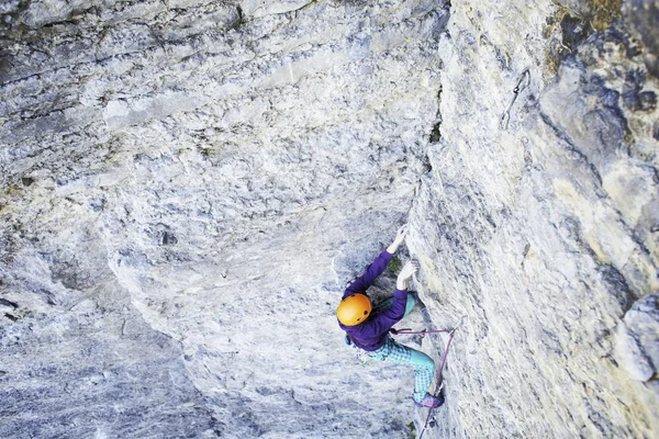 Man Rock Climber Rock Climber Climbs Rocky Wall Man Makes — Stock Photo, Image