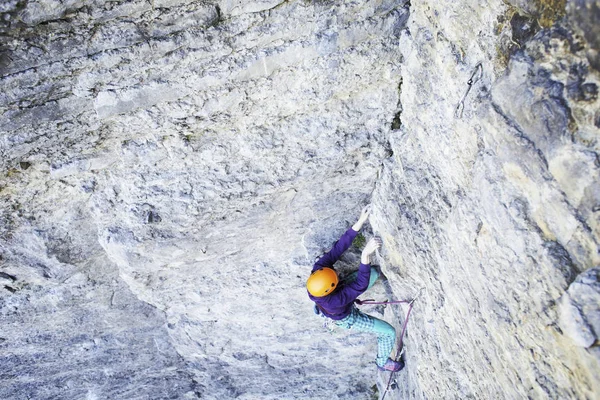 Arrampicatore Arrampicatore Arrampica Una Parete Rocciosa Uomo Mossa Difficile — Foto Stock