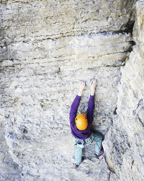 Людина Скелелазіння Скелястий Альпініст Піднімається Кам Янисту Стіну Людина Робить — стокове фото